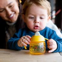 Неразливаща се чаша с мек накрайник и с дръжки Tommee Tippee SuperStar Weaning Sippee, с антибактериално покритие Bacshield, 190 мл, 4м+