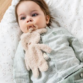 Меко зайче за гушкане Nattou ecru TEDDY с държач за биберон