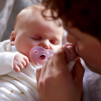Комплект от 2 бр. ортодонтични залъгалки Philips Avent SOOTHIE в кутия за стерилизиране, 0-6м, розови