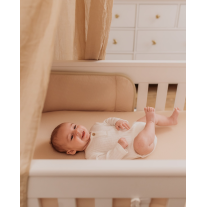 Бебешки обиколник с перфорирана структура AeroSleep в цвят бадем