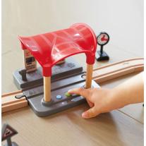 Детски комплект за игра Hape, Интерактивна ЖП гара, 5 части