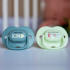 Ортодонтични залъгалки Tommee Tippee ANY TIME 6-18м, синя и зелена с декор KIND, в кутия за стерилизиране