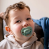 Ортодонтични залъгалки Tommee Tippee ANY TIME 6-18м, бежова и зелена с декор KIND, в кутия за стерилизиране