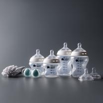 Стартов комплект за хранене на новородено със самостерилизиращи се шишета Tommee Tippee Natural Start, биберони, залъгалки и 2 в 1 четка за почистване