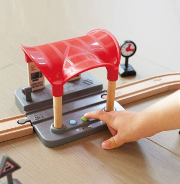 igralen-komplekt-hape-international---interaktivna-zhp-gara-32 igralen-komplekt-hape-international---interaktivna-zhp-gara-32