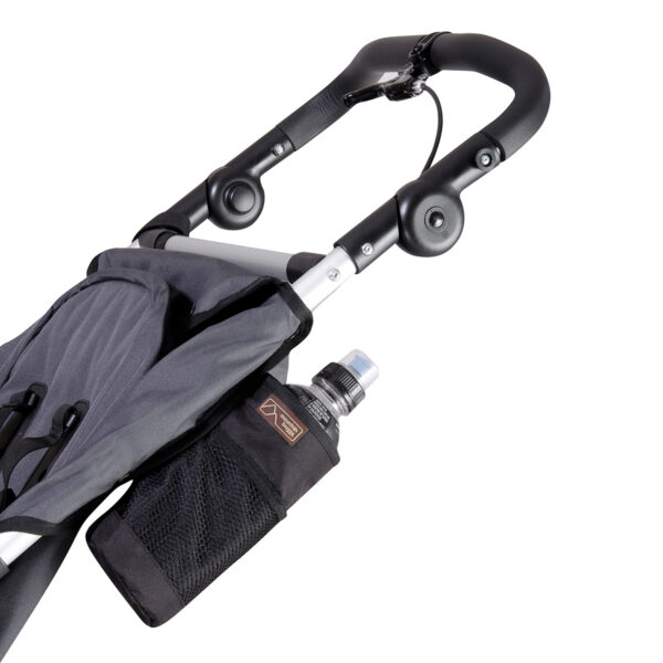 mountain-buggy-universalna-postavka-za-butilka-tekstilna-2549-1774866056-etG7qr