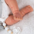 usmihnata-kukla-bebe-daniela-s-vazglavnichka-i-aksesoari-45-sm-876045117-1774061944-NMrCJC