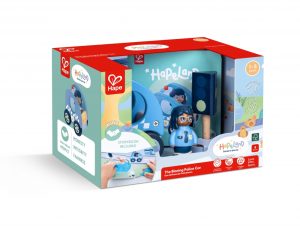 Игрален комплект, Hape, Комплект фигурки момиче и кола с книжка, 4 части